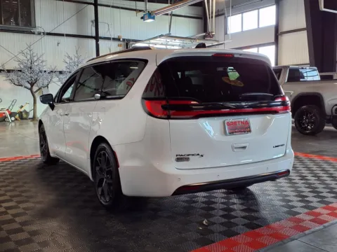 More photos of 2024 Chrysler Pacifica Limited at Gretna Auto Outlet, NE