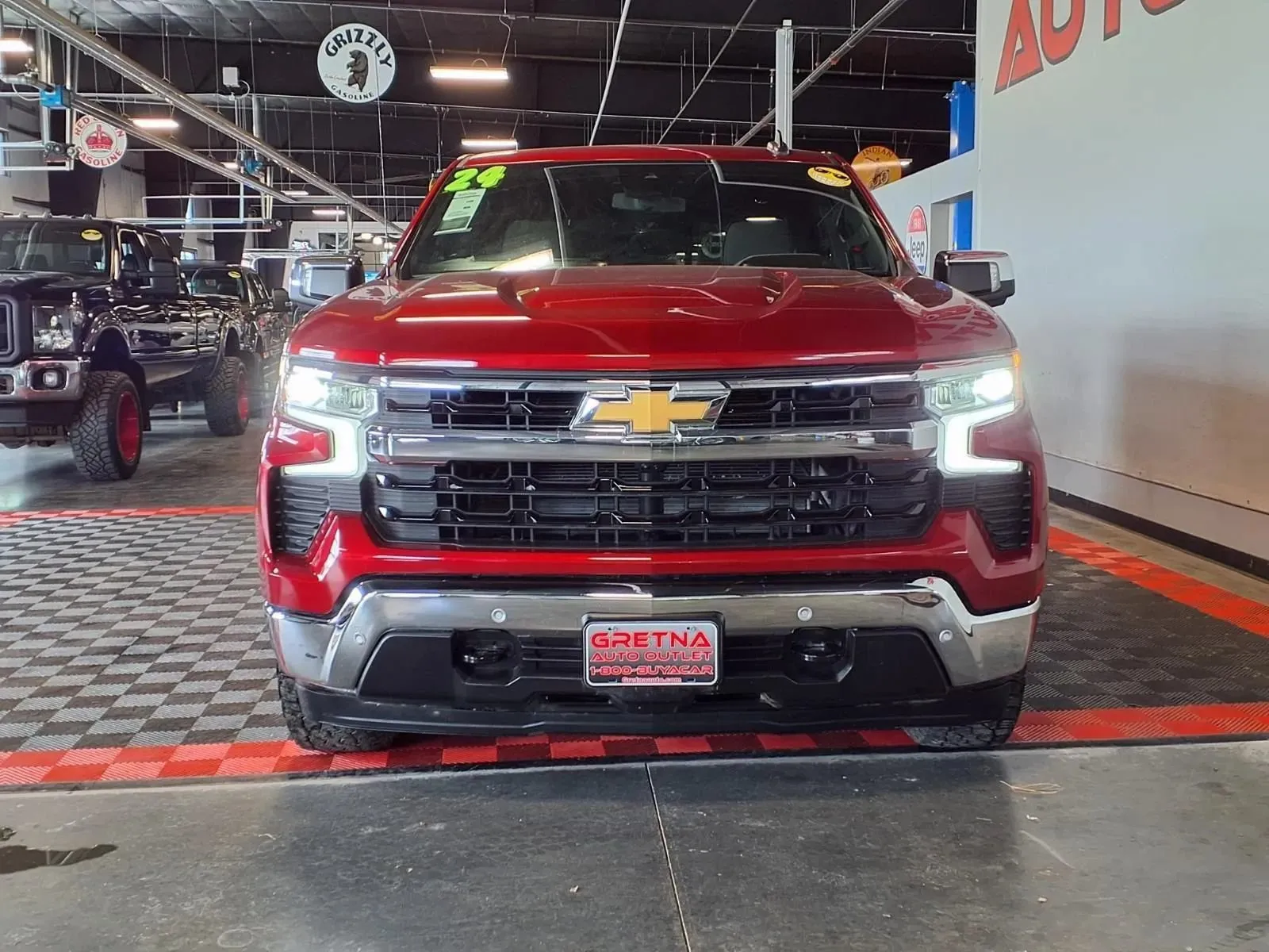 Chevrolet Silverado photo 2