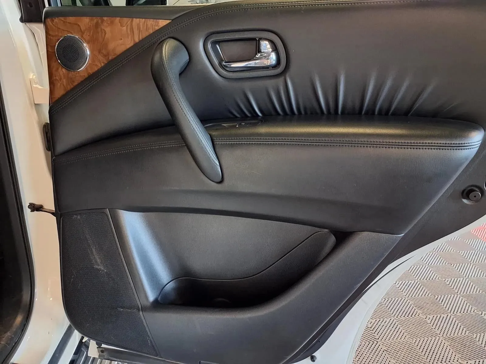 Nissan Armada photo 11