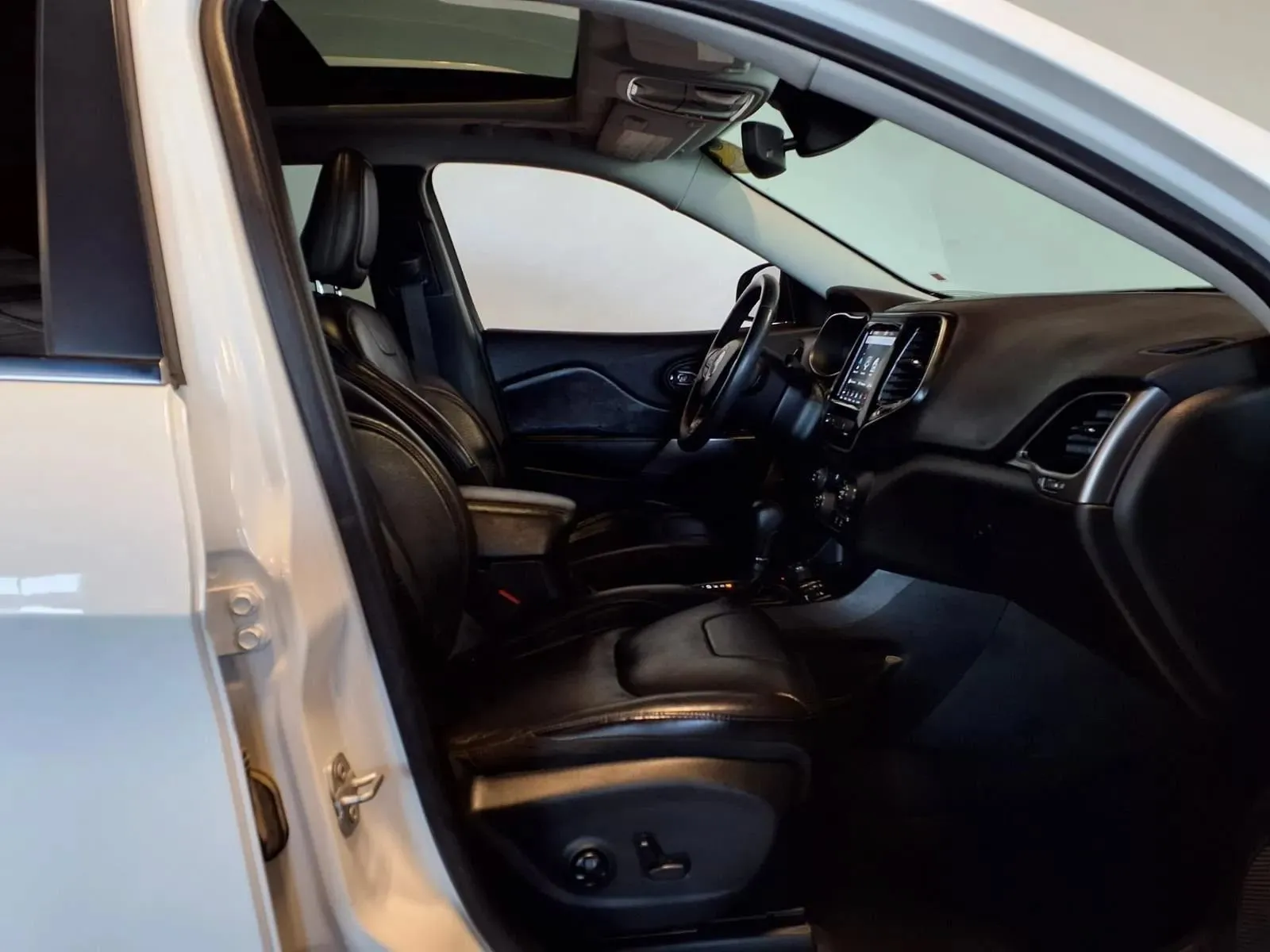 Jeep Cherokee photo 12