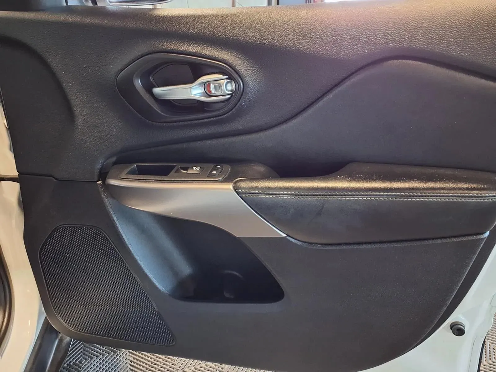 Jeep Cherokee photo 13