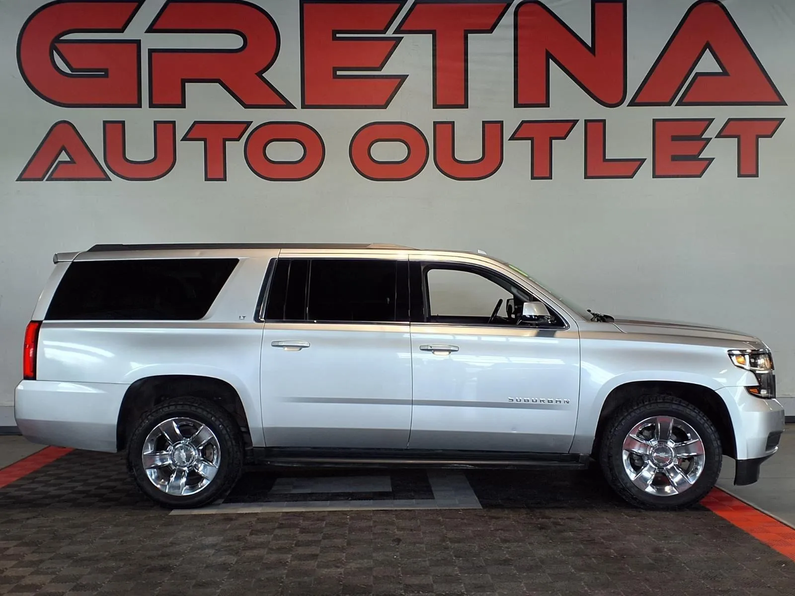 2018 Chevrolet Suburban 4WD 1500 LT's photo