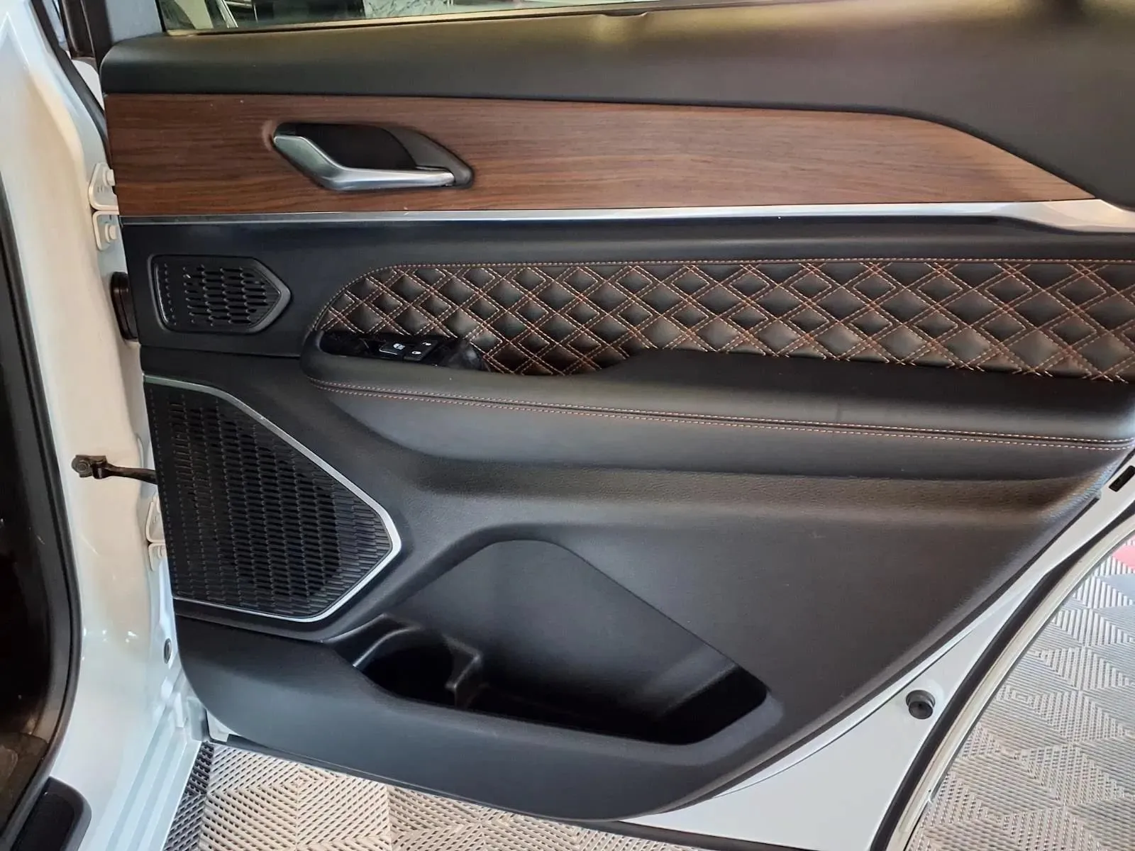 Jeep Grand Cherokee L photo 12