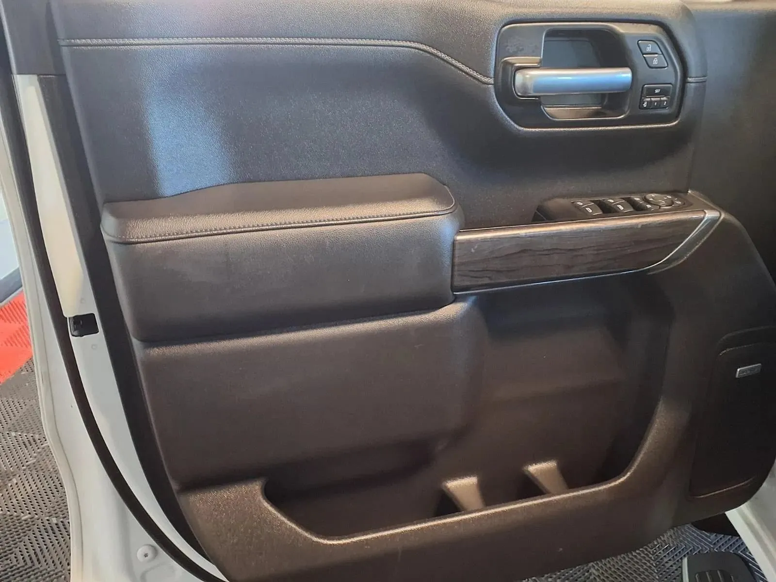 Chevrolet Silverado photo 18