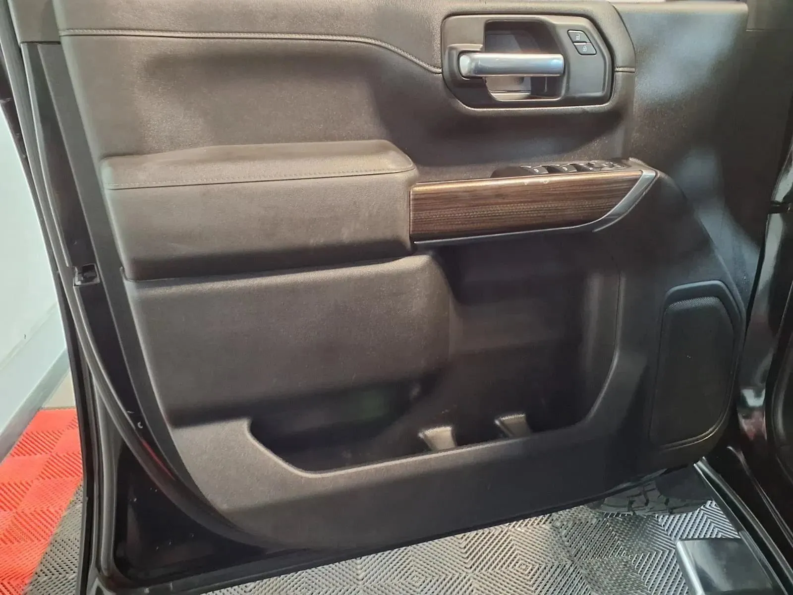 Chevrolet Silverado photo 18