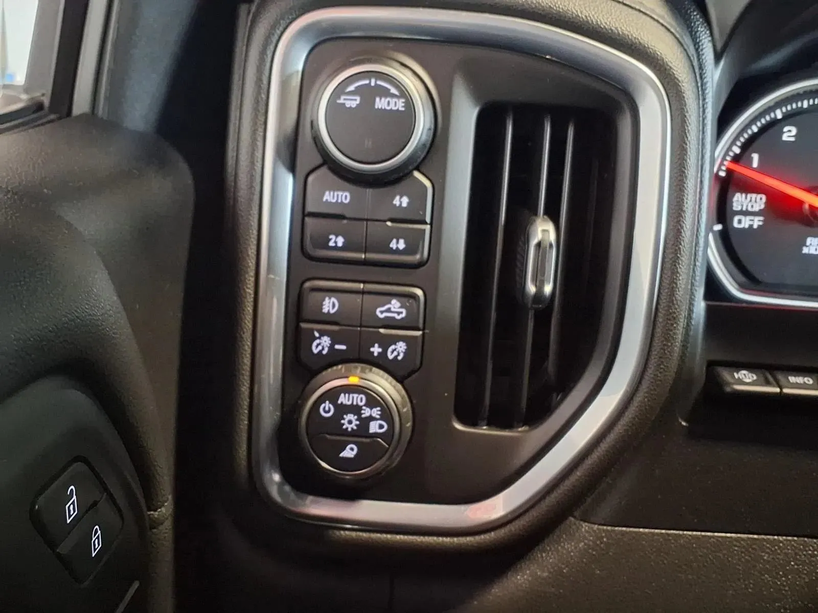 Chevrolet Silverado photo 26