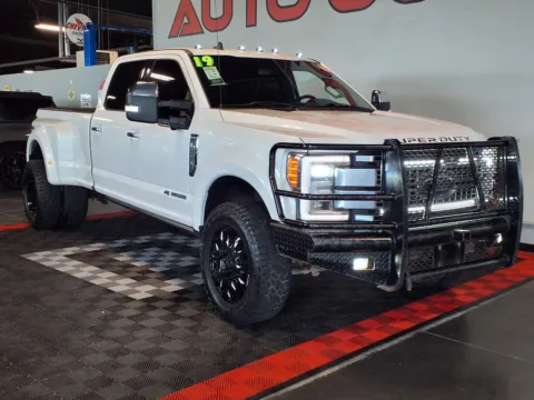 Photos of 2019 Ford F-350 Super Duty Platinum for sale in Gretna, NE at Gretna Auto Outlet