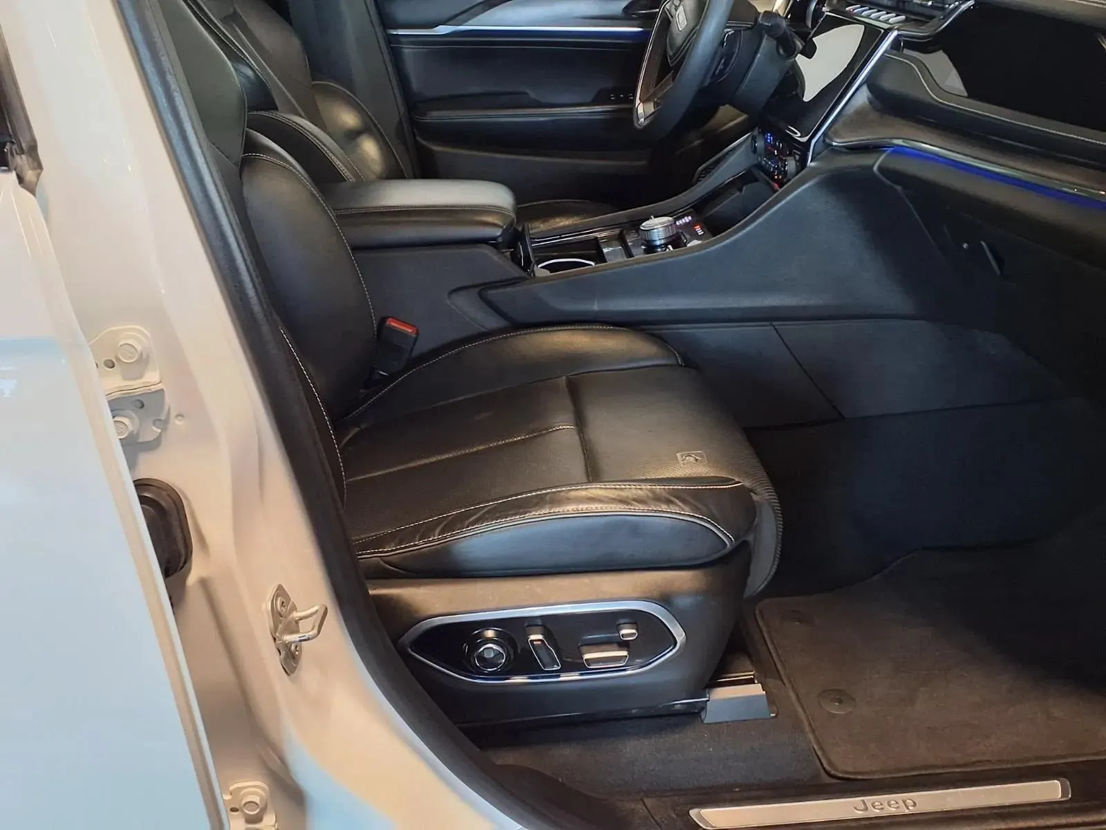 Jeep Grand Cherokee photo 12