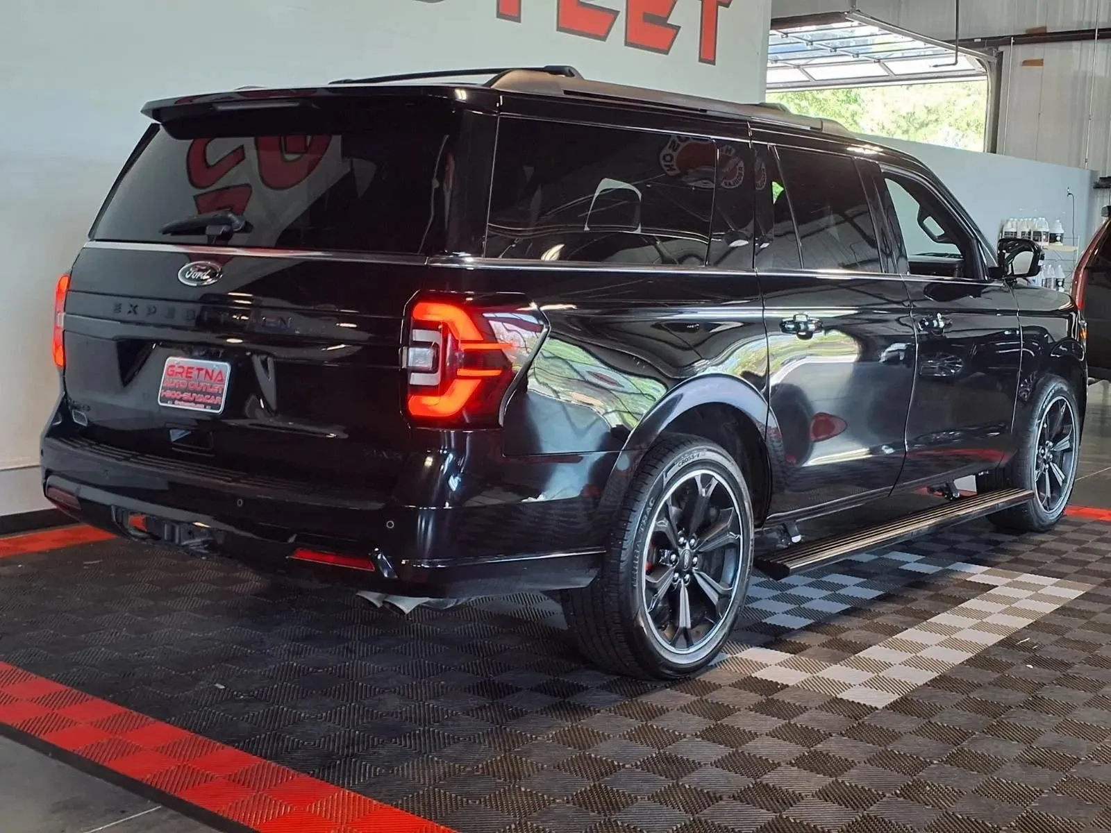 Ford Expedition MAX photo 9