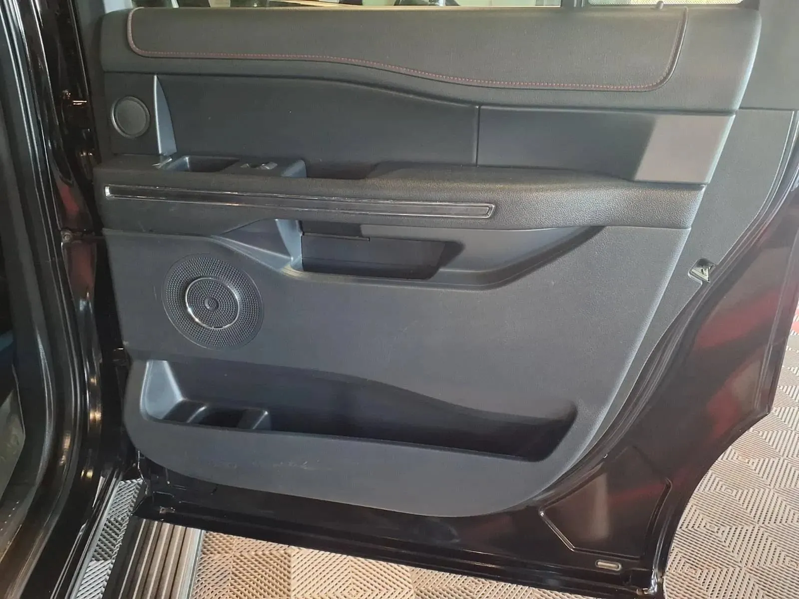 Ford Expedition MAX photo 11