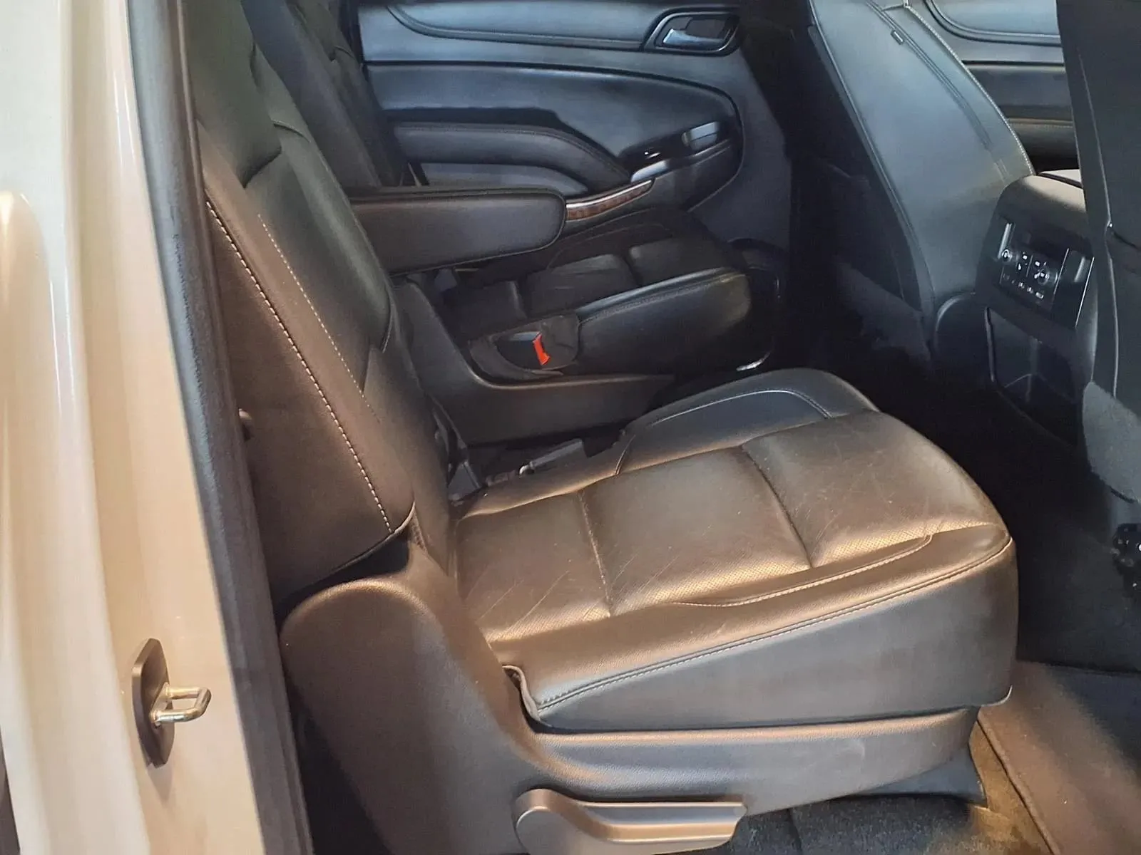 Chevrolet Suburban photo 12