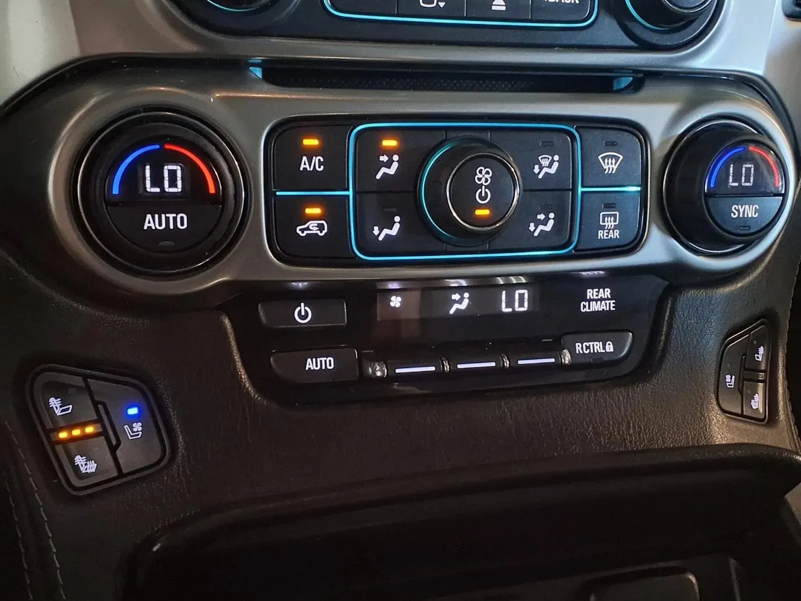 Chevrolet Suburban photo 19