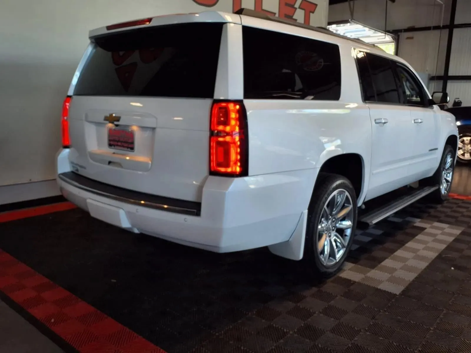 Chevrolet Suburban photo 9