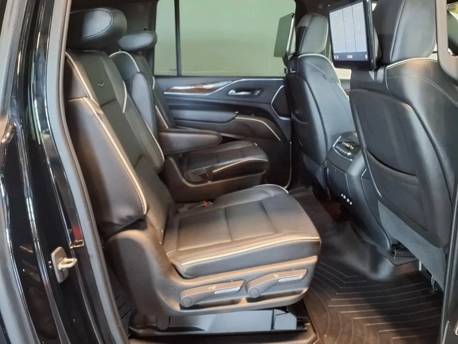 Cadillac Escalade ESV photo 11
