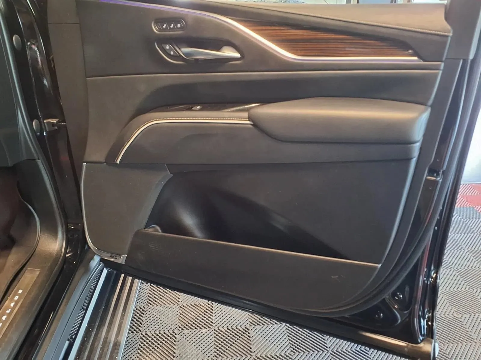 Cadillac Escalade ESV photo 12