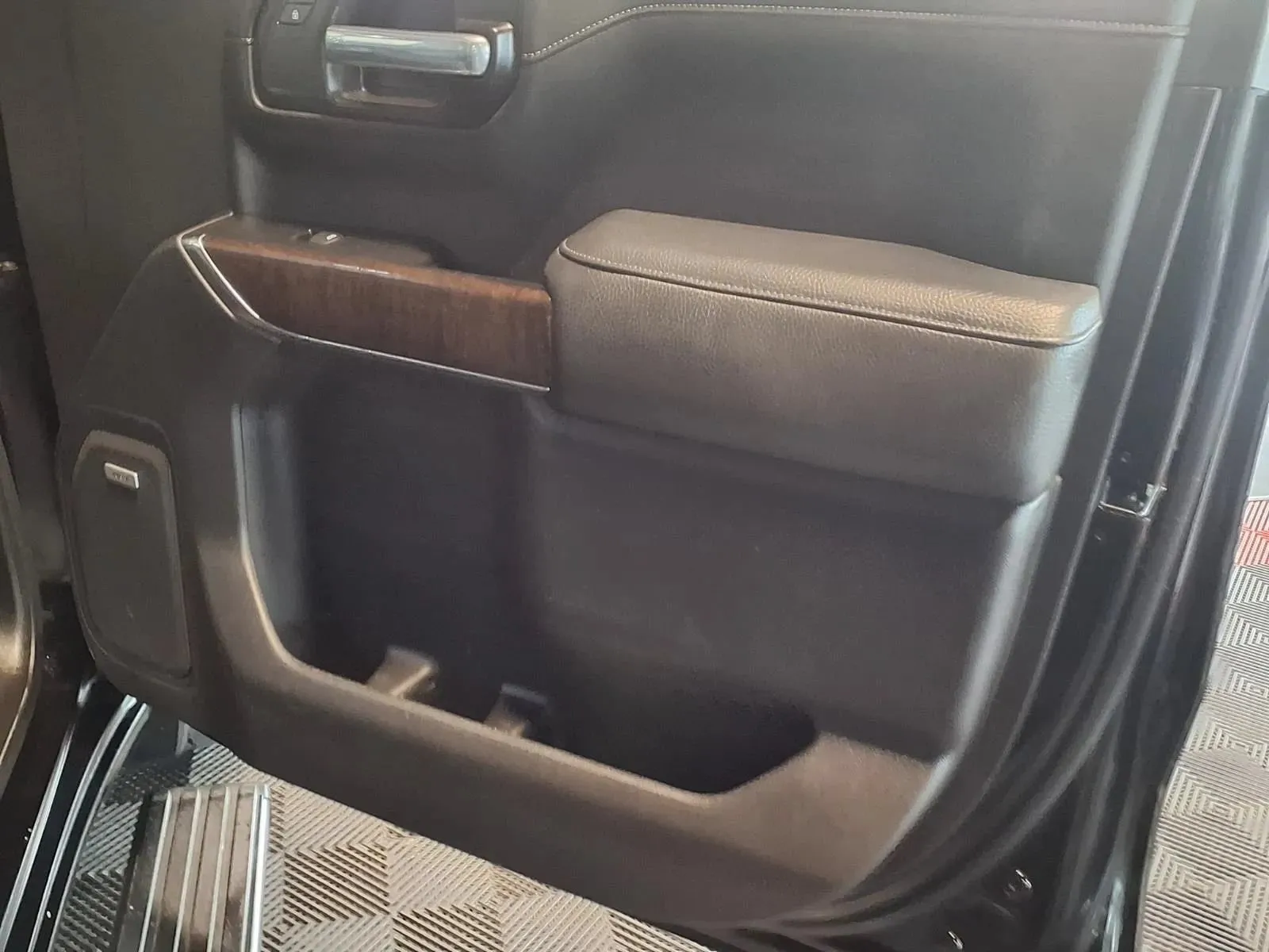 GMC Sierra photo 10
