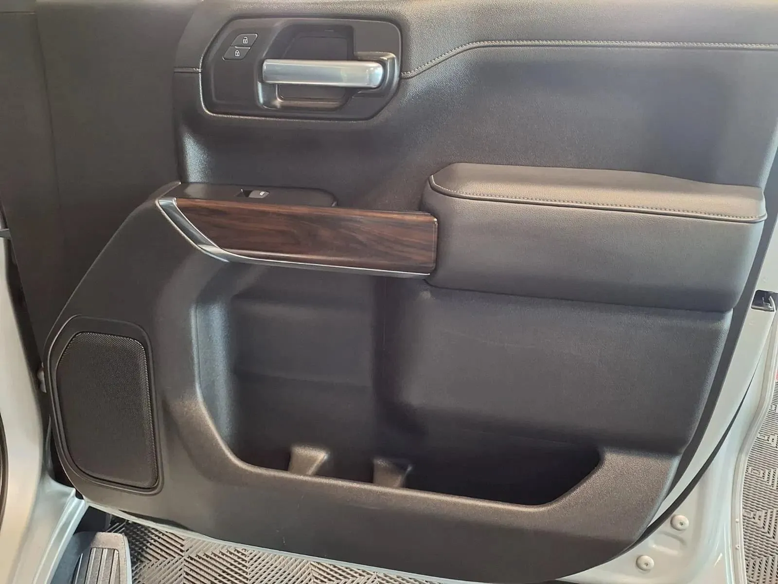 GMC Sierra photo 11