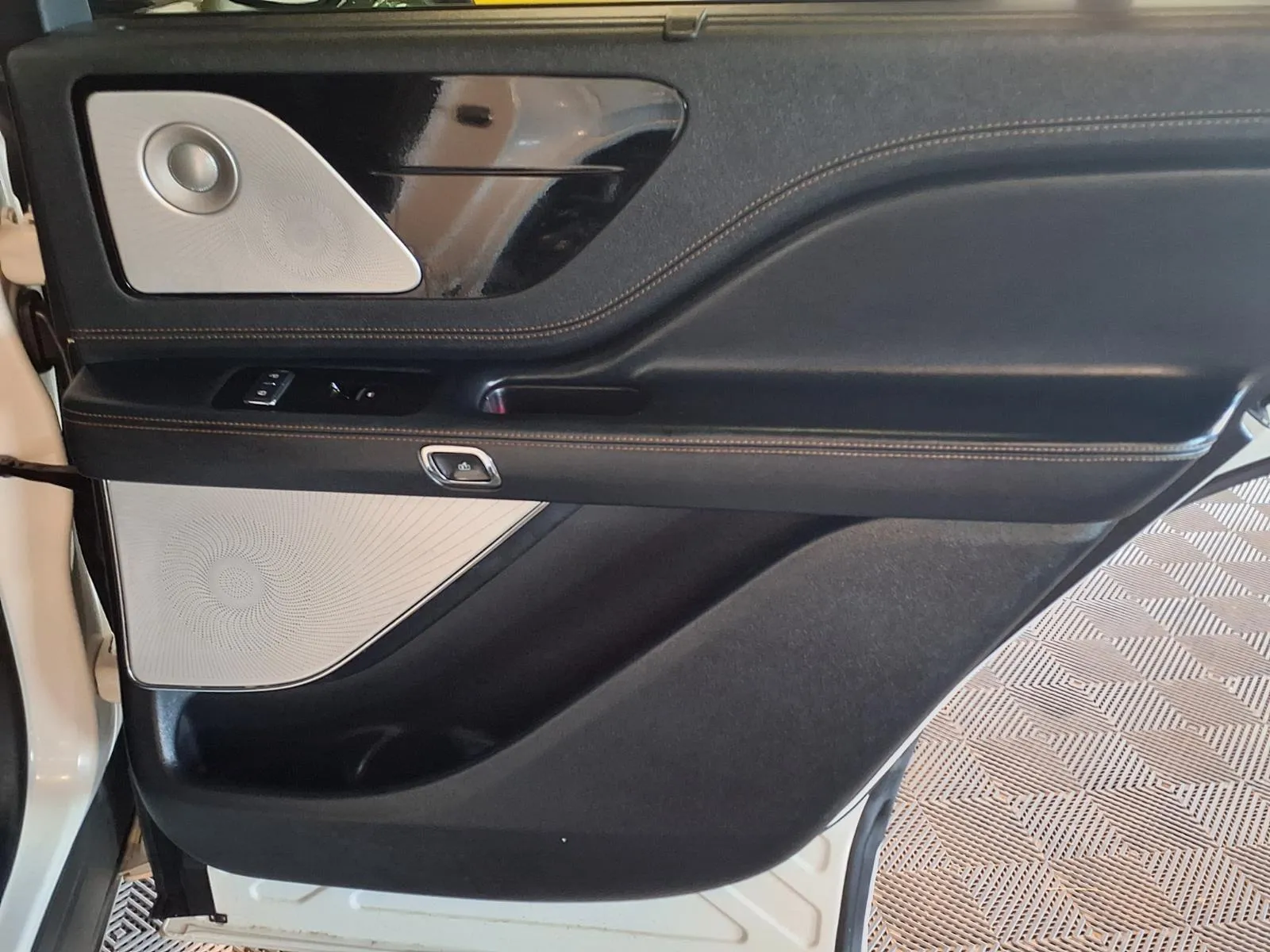 Lincoln Aviator photo 10