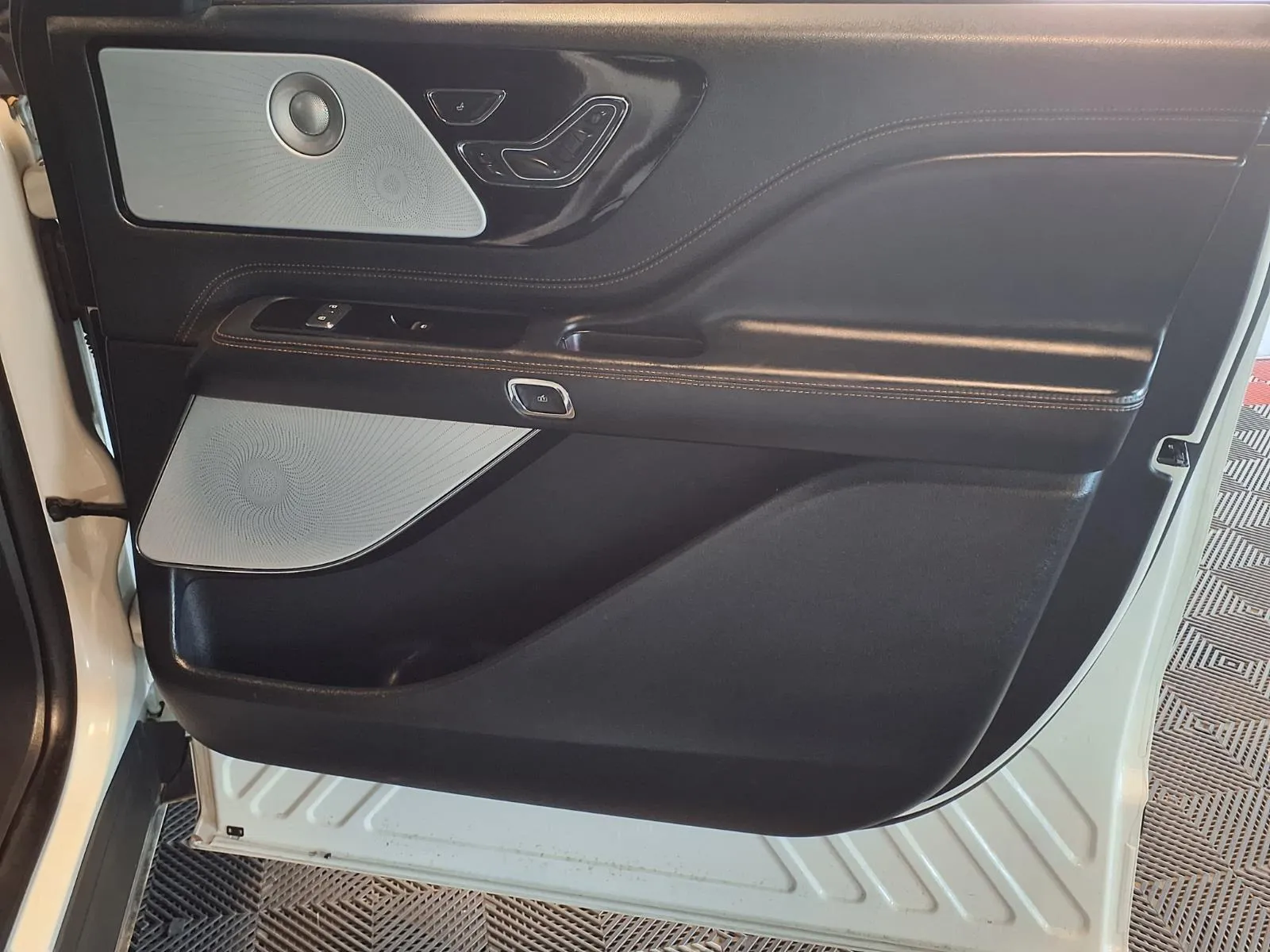 Lincoln Aviator photo 12
