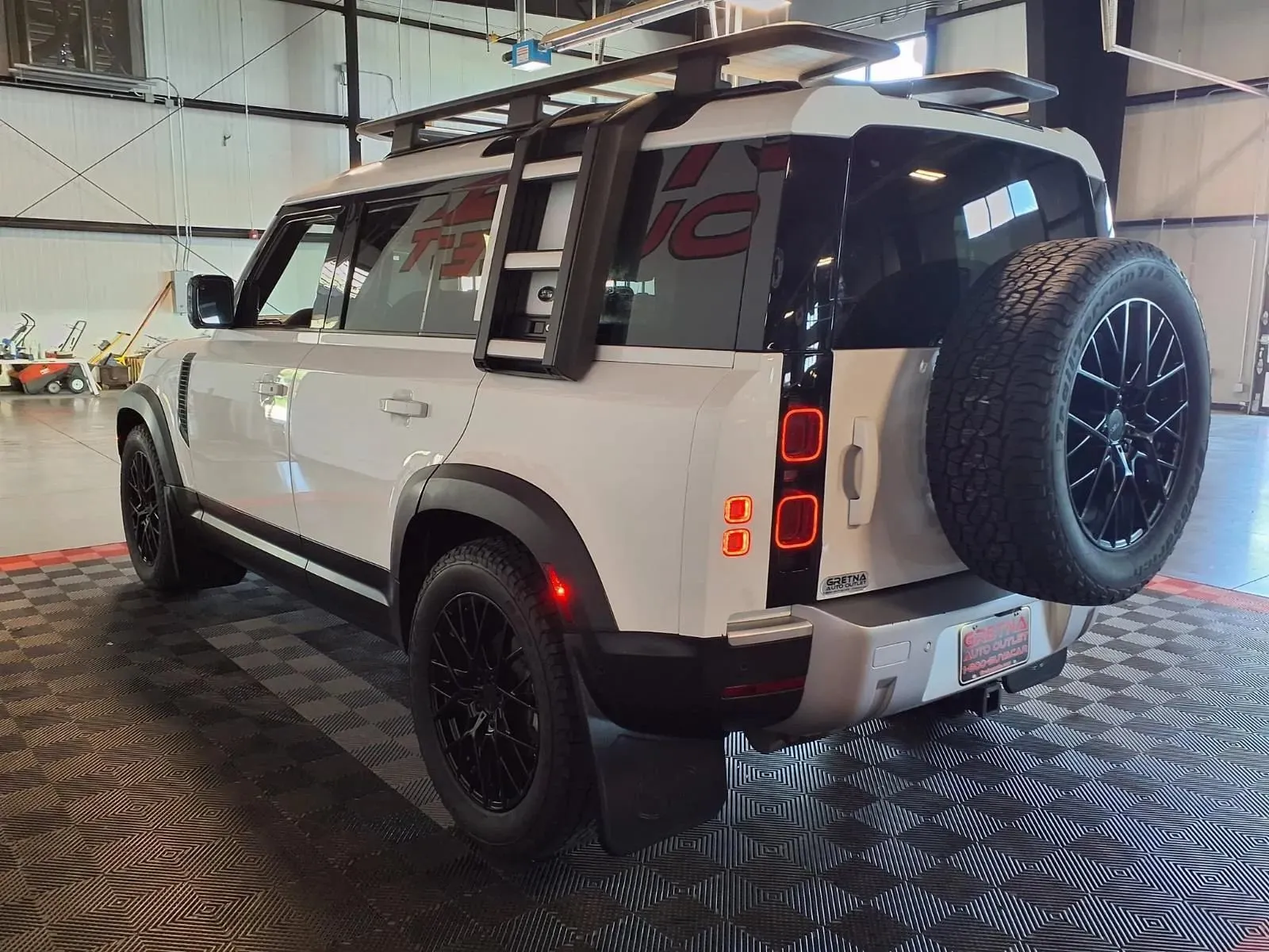 Land Rover Defender photo 5