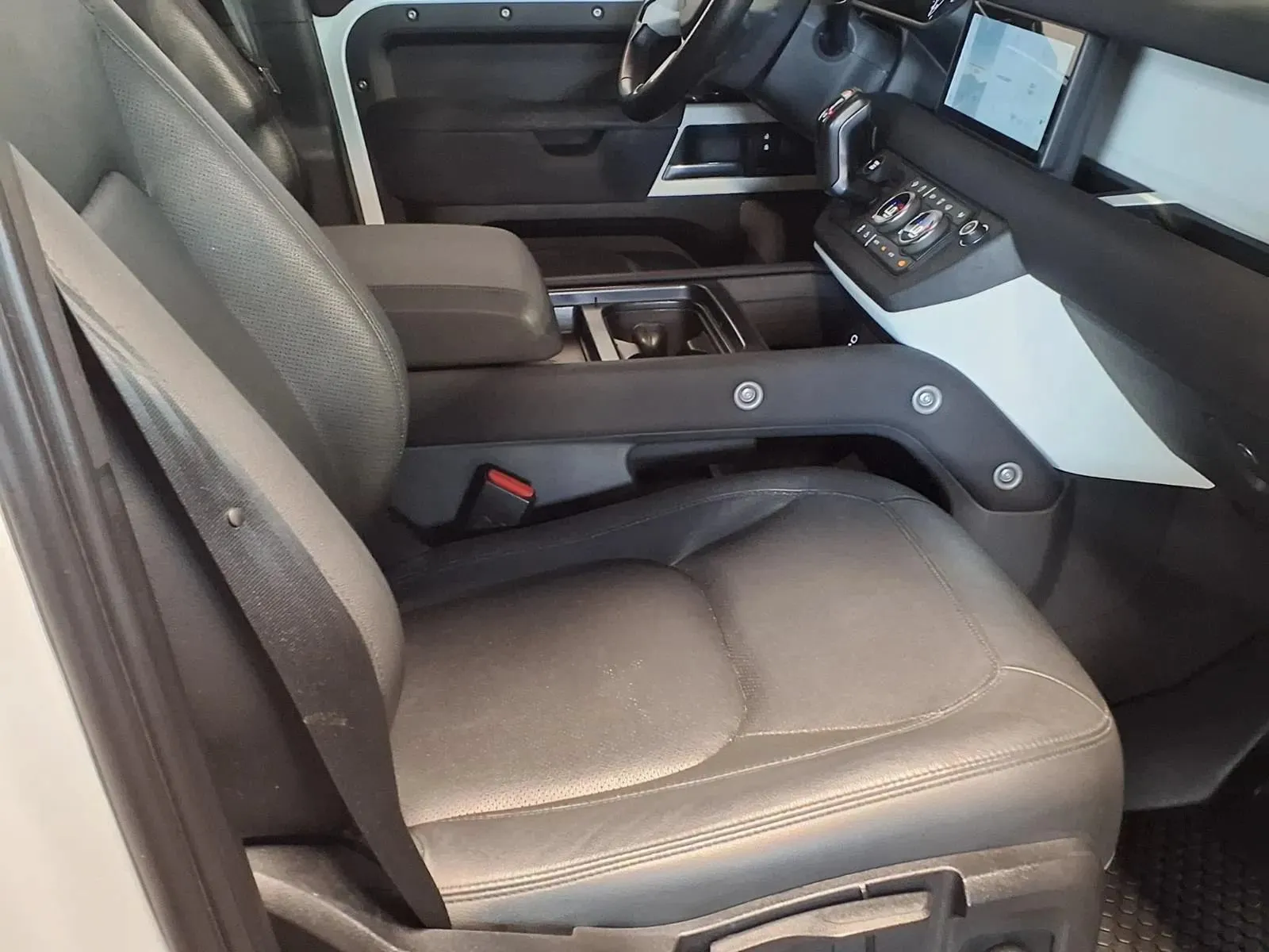 Land Rover Defender photo 12