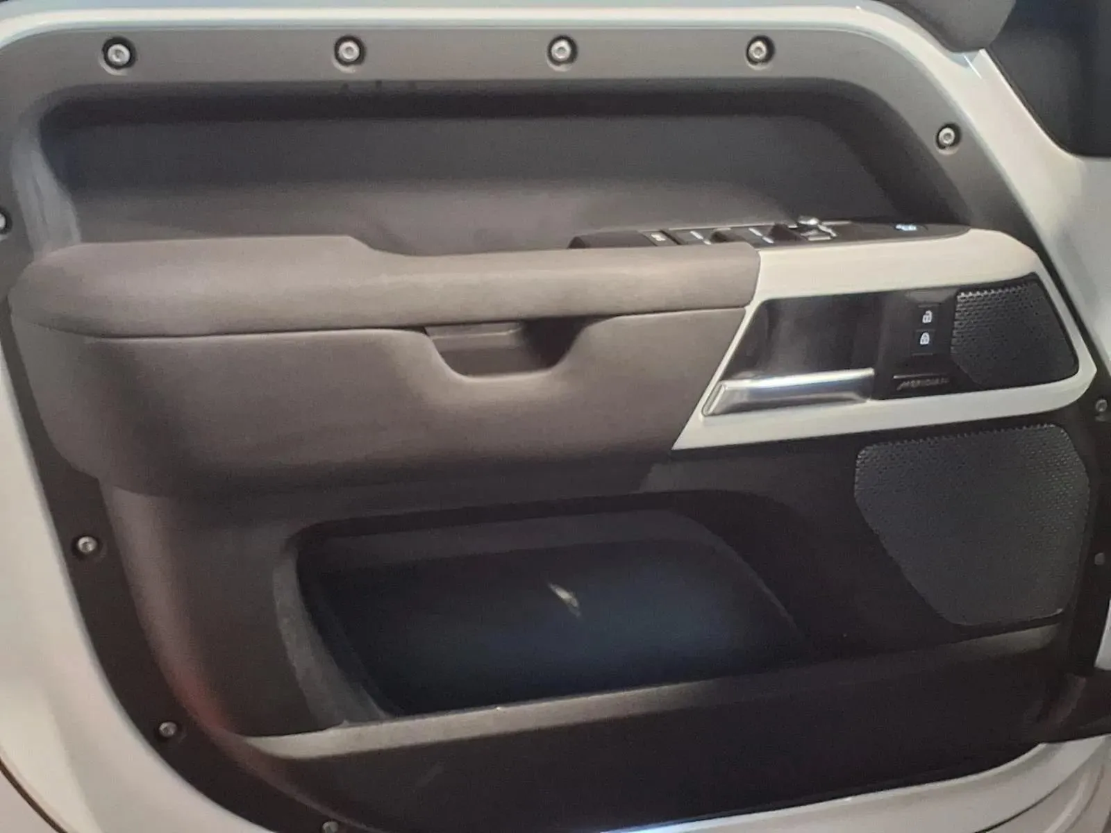 Land Rover Defender photo 16