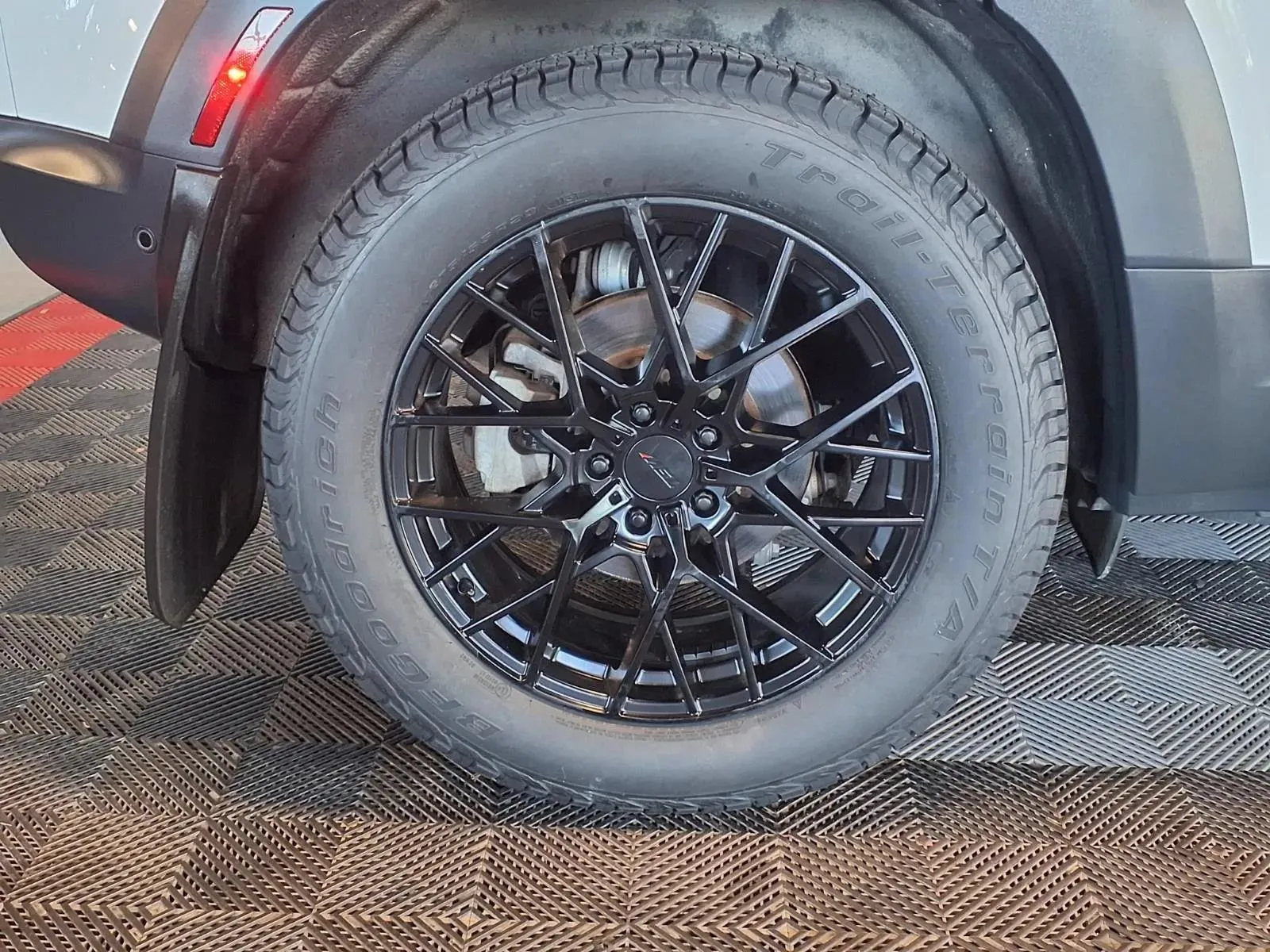Land Rover Defender photo 8