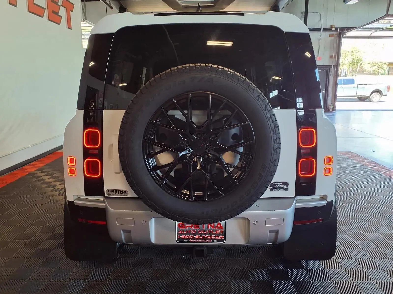 Land Rover Defender photo 6