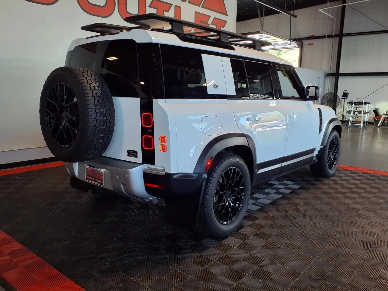 Land Rover Defender photo 7