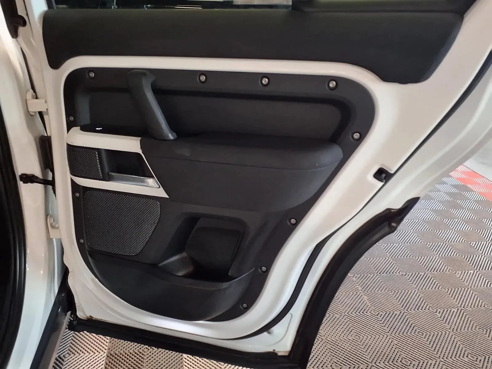 Land Rover Defender photo 9