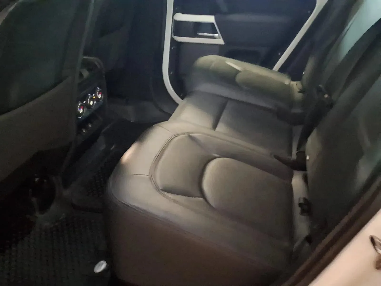 Land Rover Defender photo 14