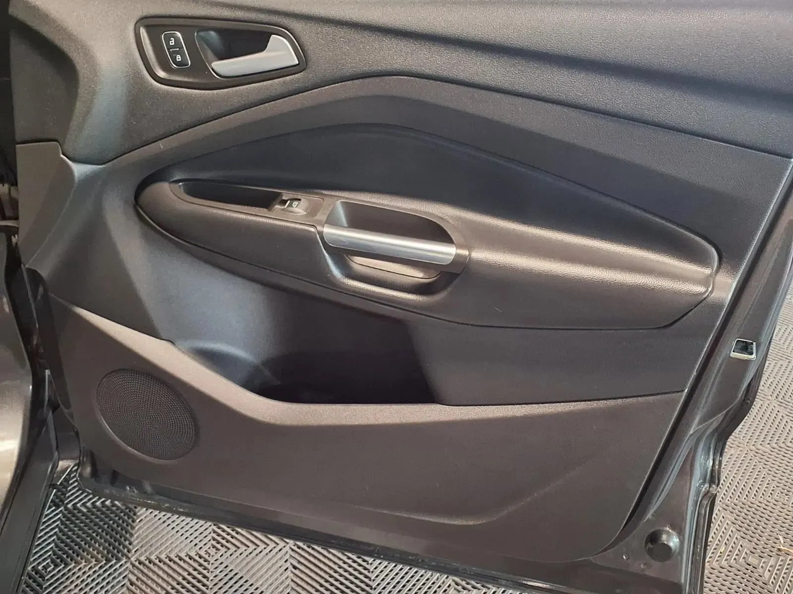Ford Escape photo 12