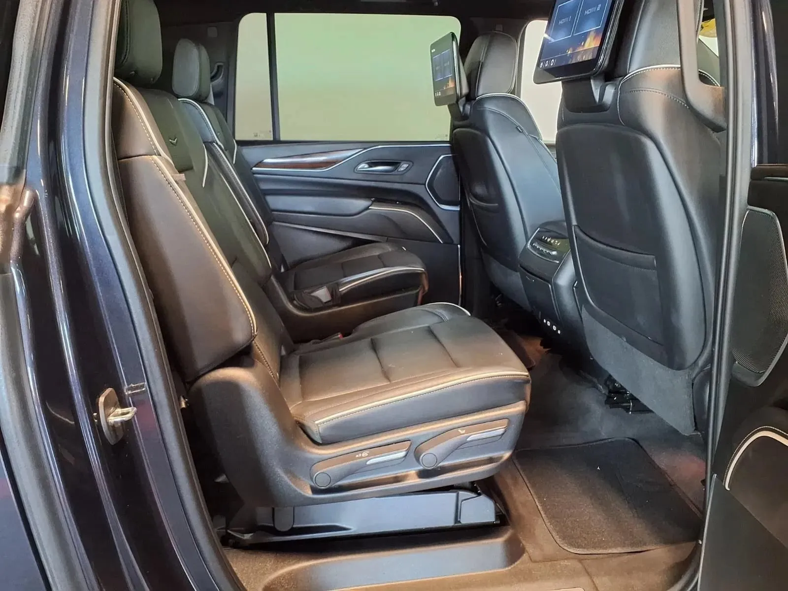 Cadillac Escalade ESV photo 11