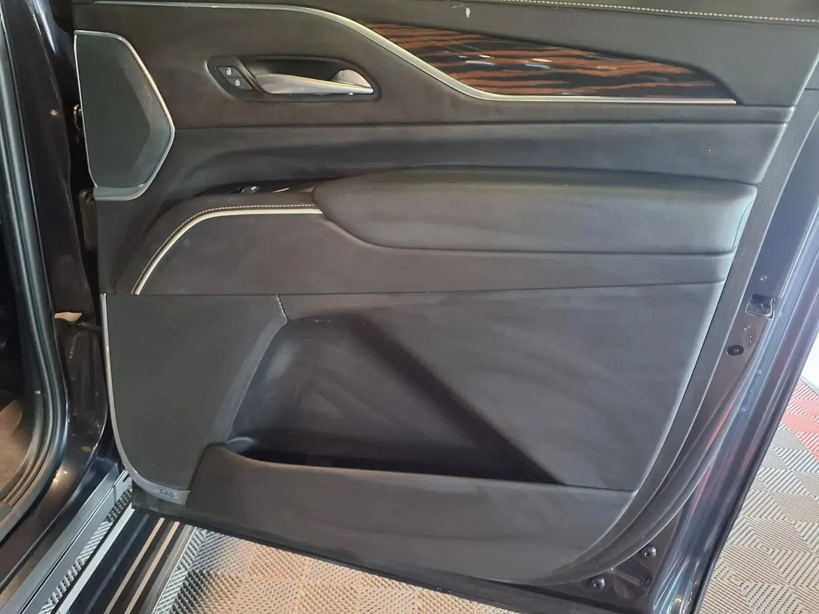 Cadillac Escalade ESV photo 10