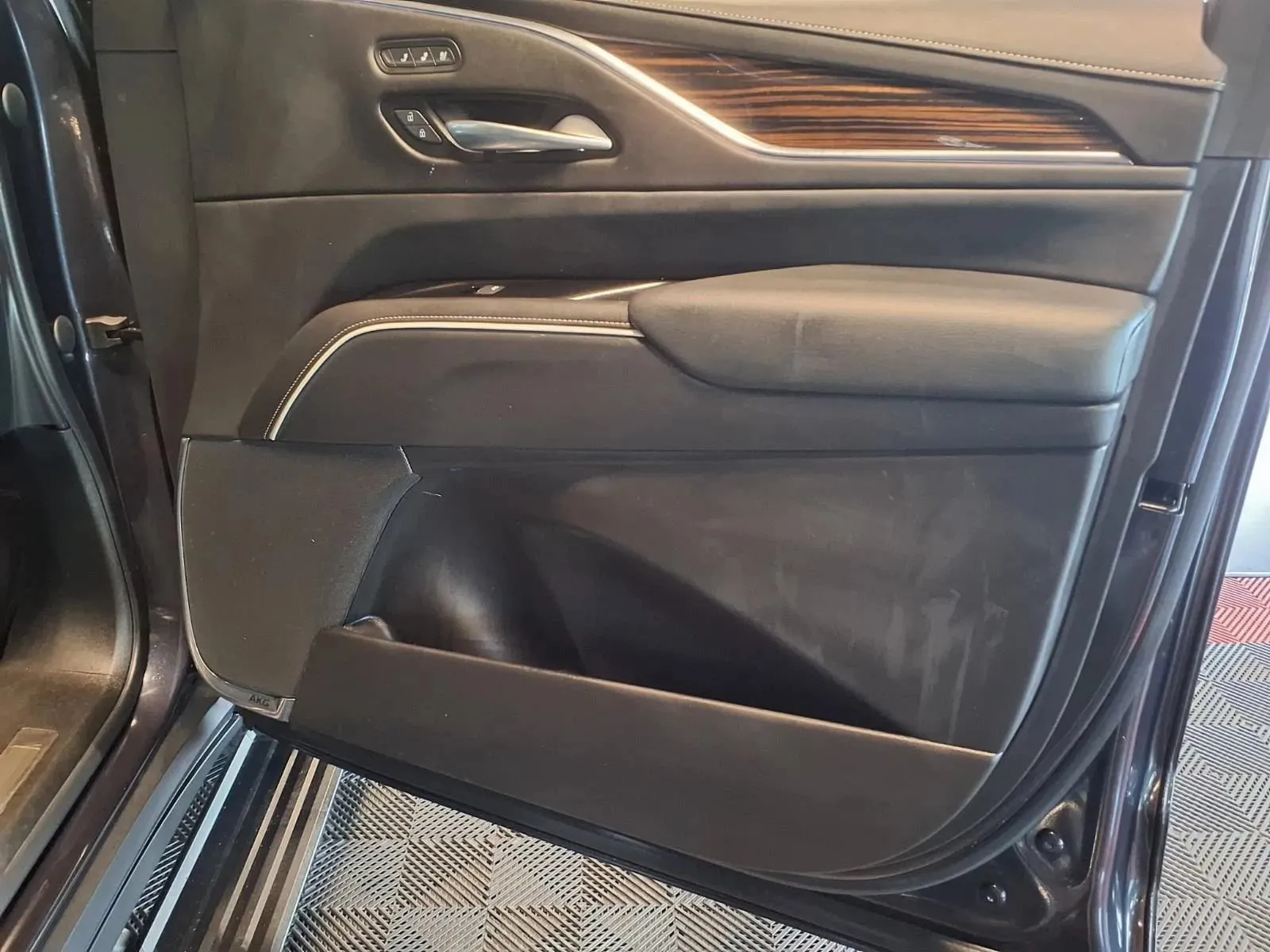 Cadillac Escalade ESV photo 12