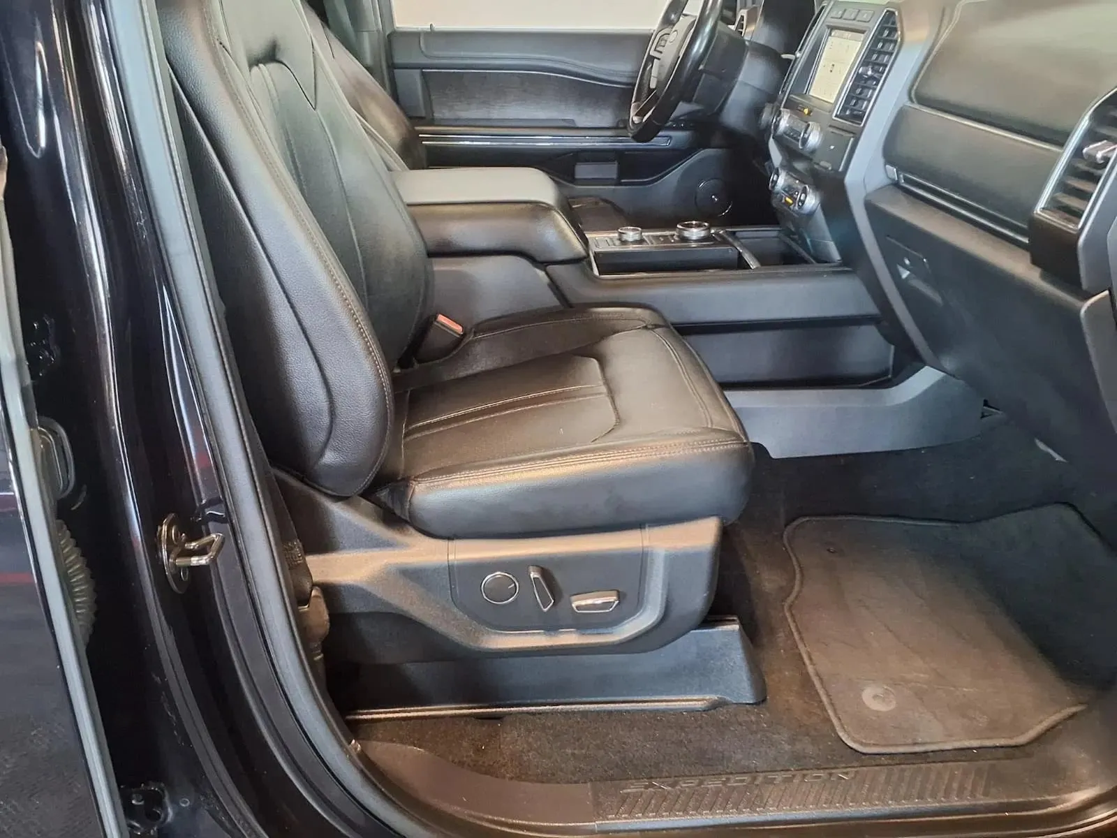 Ford Expedition MAX photo 13