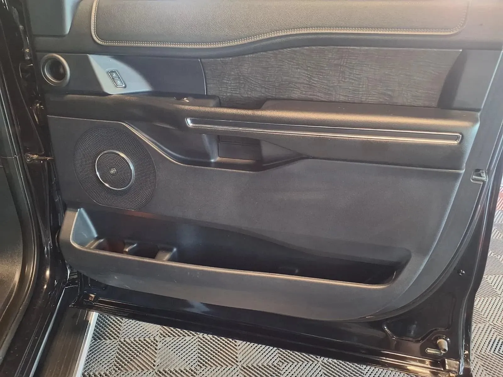Ford Expedition MAX photo 12