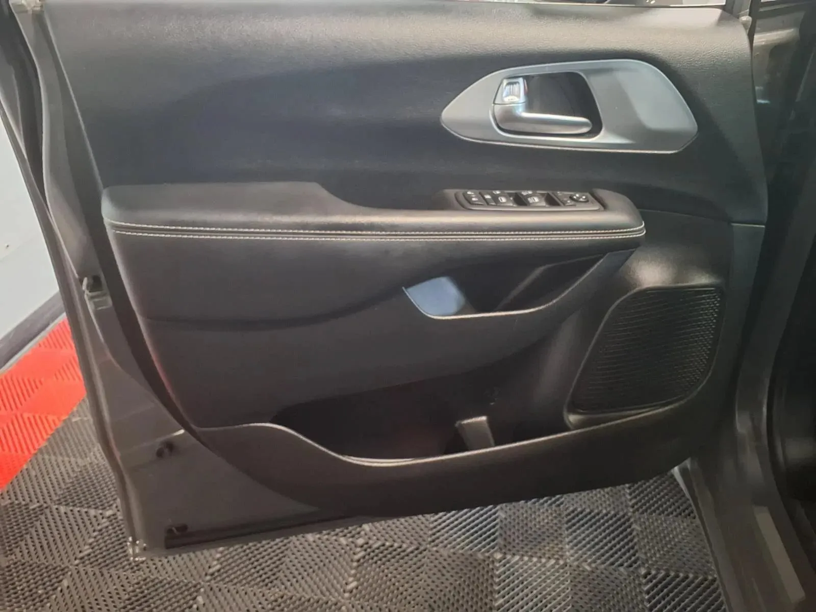Chrysler Pacifica photo 15