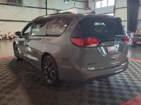 More photos of 2020 Chrysler Pacifica Touring at Gretna Auto Outlet, NE