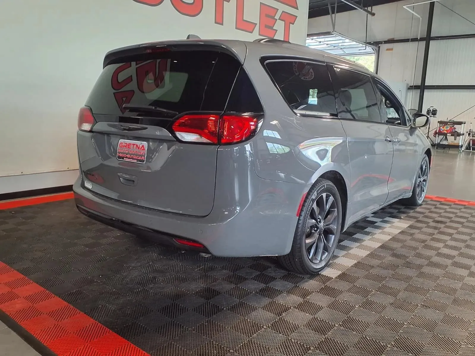 Chrysler Pacifica photo 8