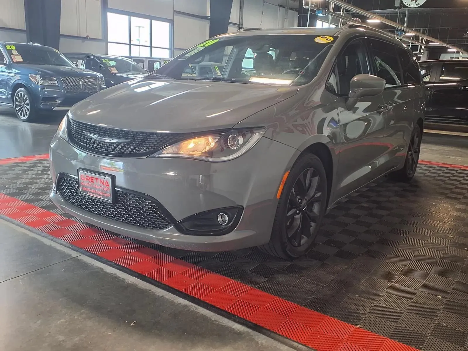 Chrysler Pacifica photo 4