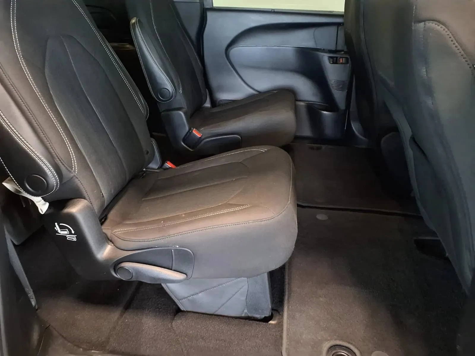 Chrysler Pacifica photo 9