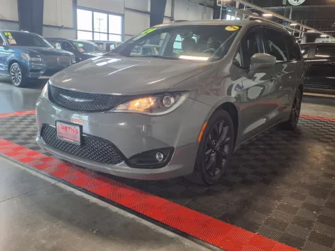 More photos of 2020 Chrysler Pacifica Touring at Gretna Auto Outlet, NE