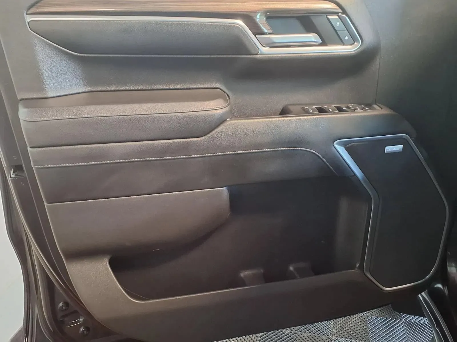 Chevrolet Silverado photo 16