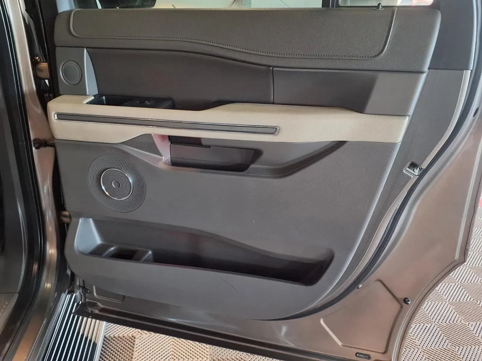 Ford Expedition MAX photo 10