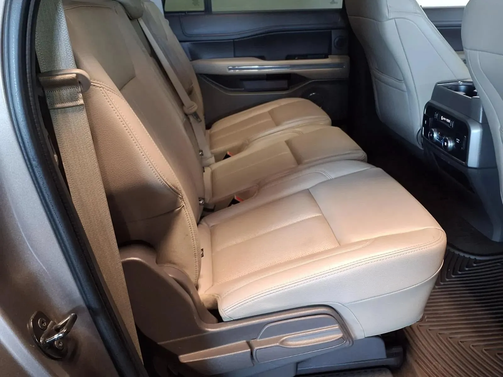 Ford Expedition MAX photo 11