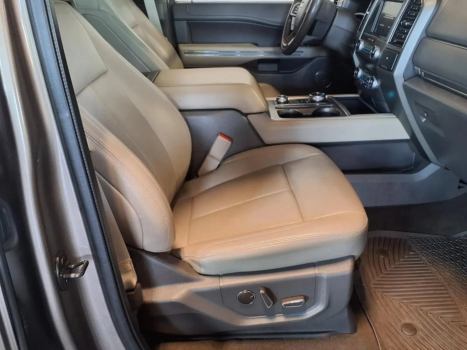 Ford Expedition MAX photo 13