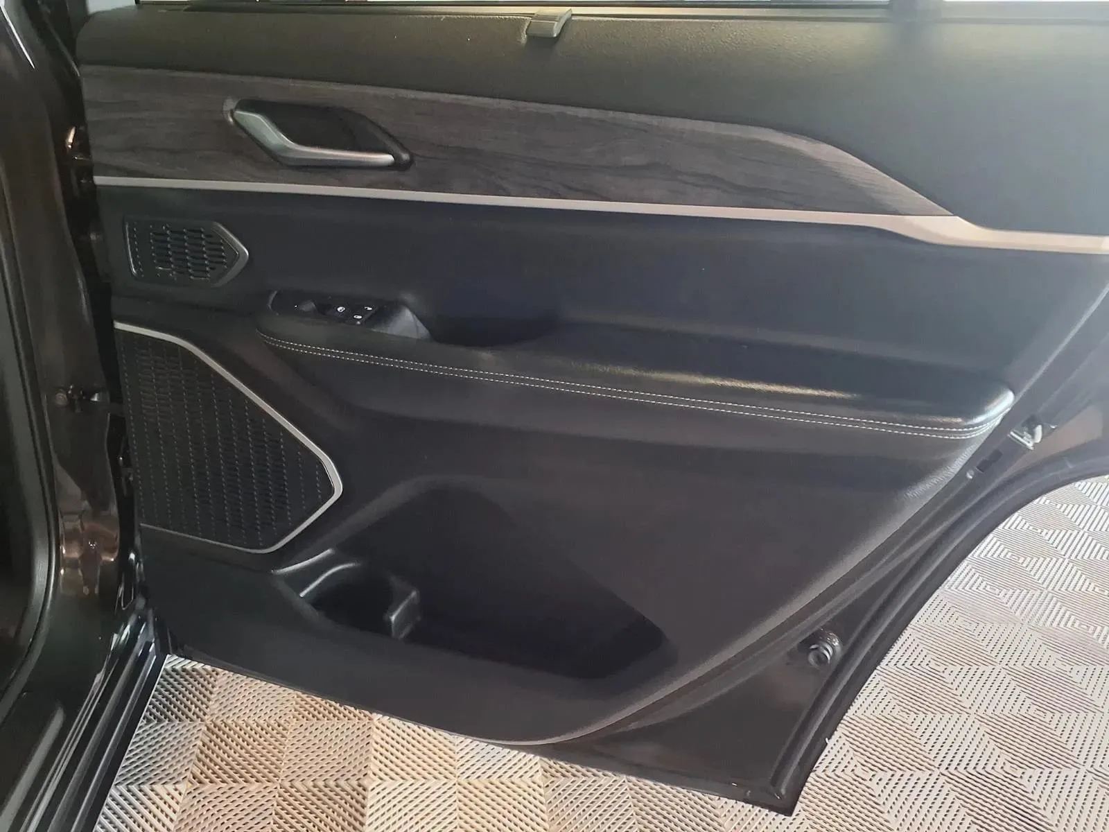 Jeep Grand Cherokee L photo 10
