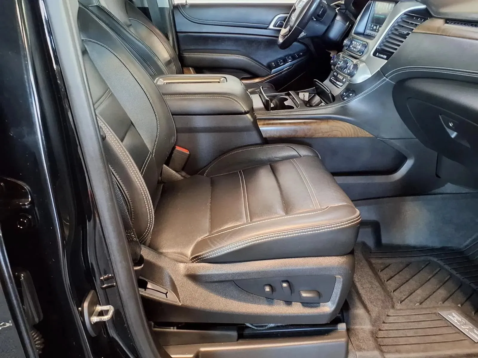 GMC Yukon photo 13