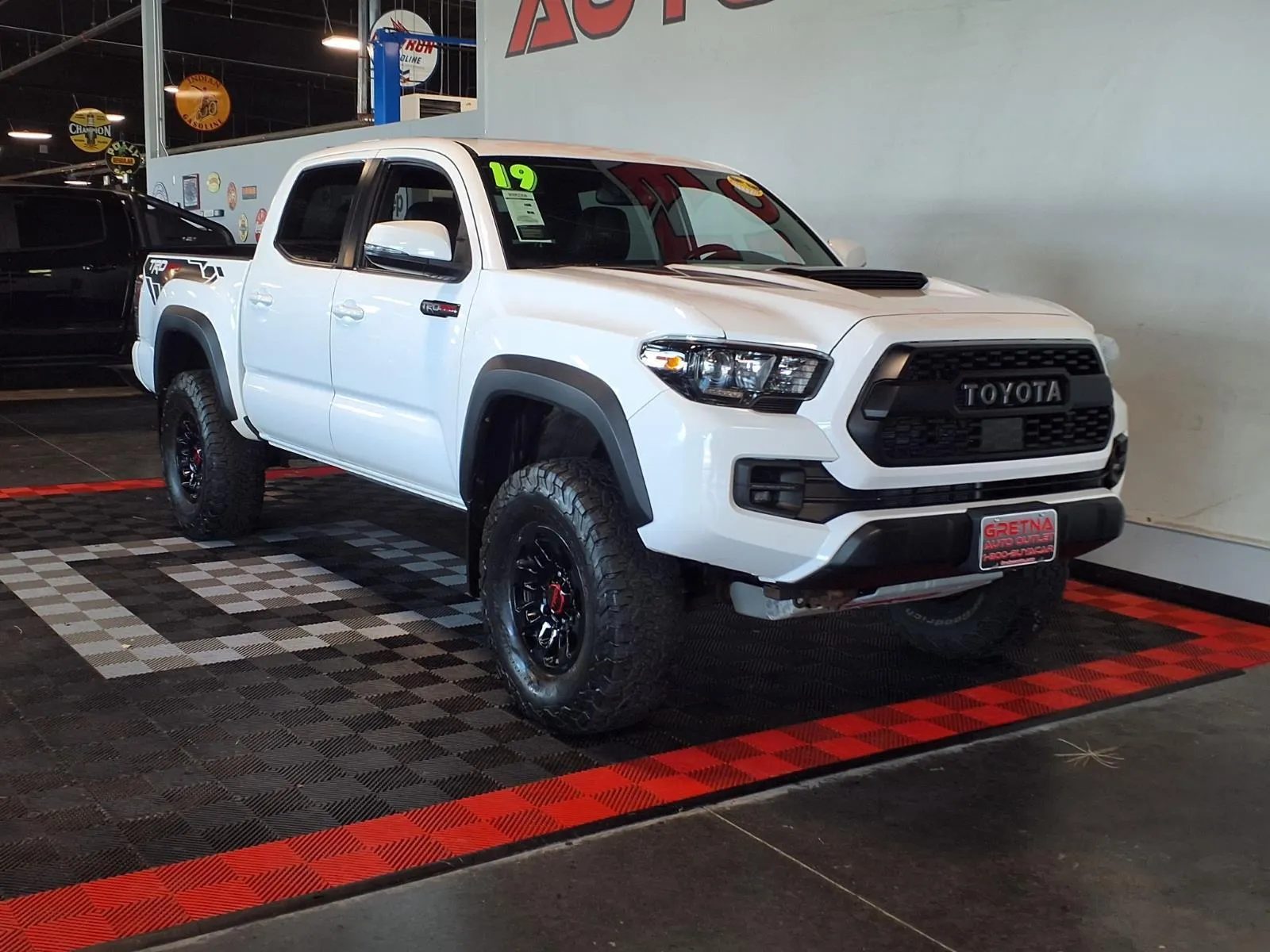 Toyota Tacoma photo 2